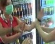 Українку без маски ледь не задушила осатаніла продавщиця: "На шиї залишилися..."