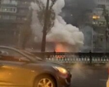 Машина запалала в центрі Києва прямо на дорозі, піднявся густий дим: кадри НП