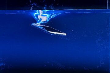 смартфон впав у воду