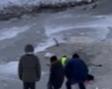 Біда трапилася з чоловіком на водоймі в Києві, фото: "тіло знайшли в 30 метрах від..."