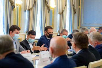 "Засилье дураков!": украинцы бегут из страны, Зеленский в гневе заговорил о потраченных деньгах