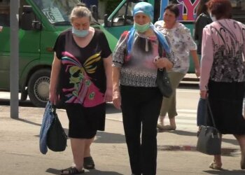 пенсионеры в масках, пенсии, остановка, маршруки, пенсионерки, бабушки