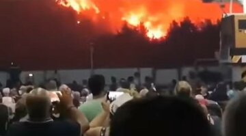 Люди спостерігають, як згорають їхні будинки: відео з місця масштабних пожеж у Греції