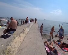Сімейна пара на одеському пляжі обурила відпочиваючих, відео: "На очах дітей"