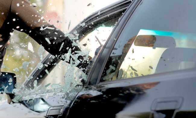 Ограбление-авто-через-окно