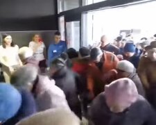 Українці влаштували штурм супермаркету заради подарунків, мало не задавивши пенсіонерку: кадри божевілля