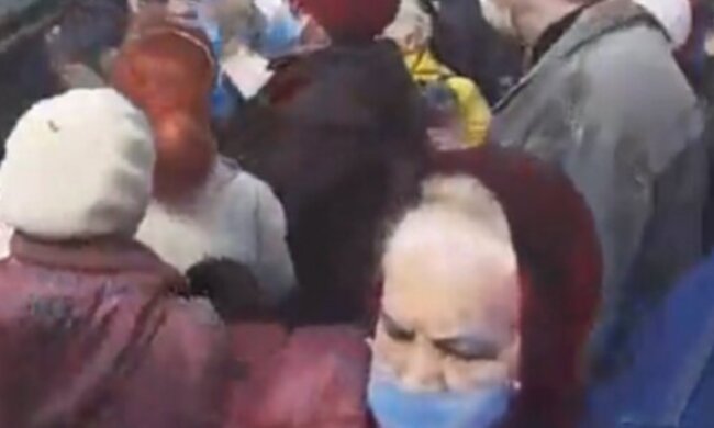 В Беларуси за поддержку Украины задержали пенсионерку, фото: "на остановке написала..."