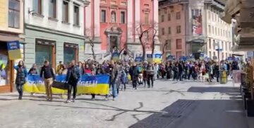 Величезний мітинг на підтримку України пройшов у Словенії, ефектні кадри: "Брати і сестри"