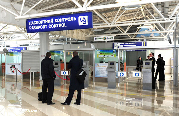 У столичному аеропорту затримали військових-шахраїв із РФ