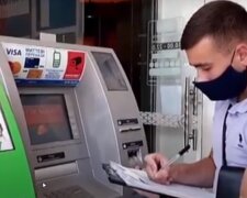 В Одессе туристы снимали чужие деньги из банкоматов: появилось видео новой аферы