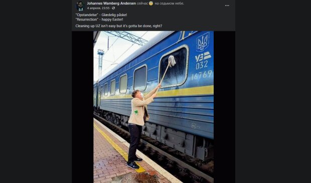"Вам должно быть стыдно": грязный вагон "Уркзализныци" возмутил иностранца, мужчина взялся за швабру