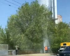 "Новый фонтан Кличко": в центре Киева прорвало трубу, появилось видео ЧП