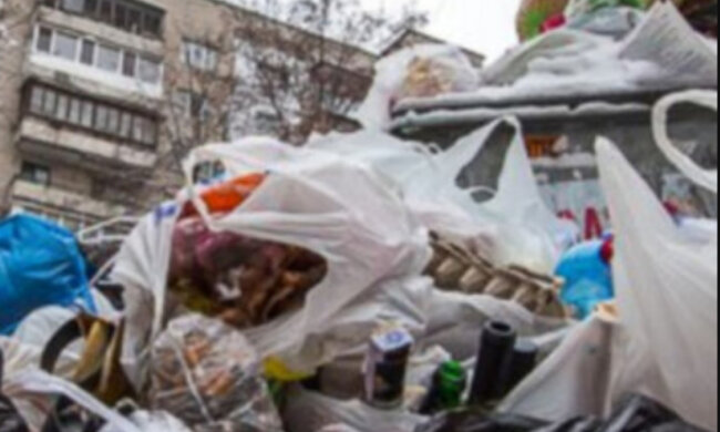 "З вікон летить абсолютно все": дніпряни перетворили двір у смітник, кадри