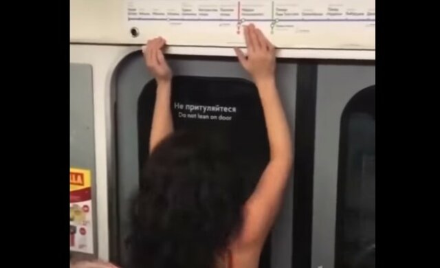 Молодая девушка потрясла пятой точкой в киевском метро, видео: "отжигала" прямо в вагоне