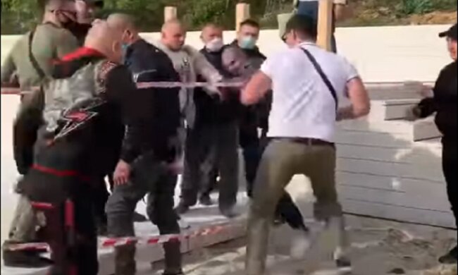 Депутат устроил драку на пляже в Одессе: бойня попала на видео