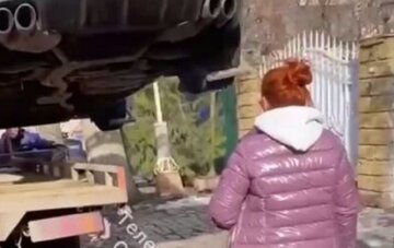 В Одесі поліція конфіскувала авто у сім'ї, відео: все через борги