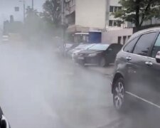 Центр Києва залило окропом після аварії: відео потопу