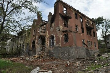 Як інвалідам-переселенцям дали житло без вікон та дверей (фото, відео)