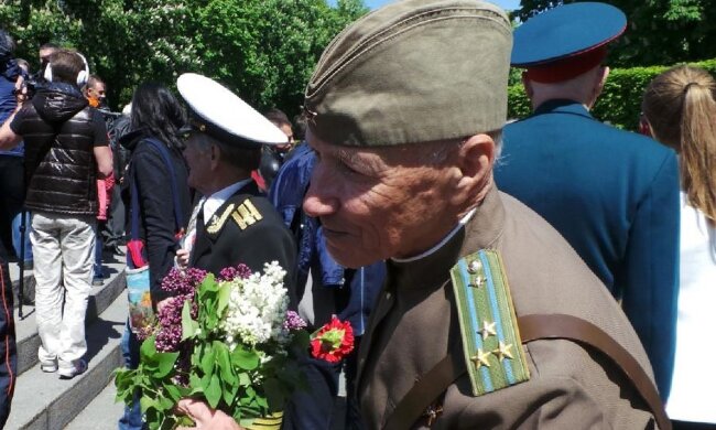 Привітання з 9 травня: красиві і теплі побажання у віршах і прозі