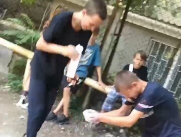 Пускали сльозогінний газ: розваги одеських школярів у парку Шевченка потрапили на відео
