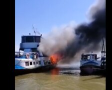 Пожар охватил пассажирский теплоход под Одессой: видео ЧП и что известно о пострадавших