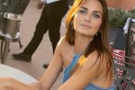 Внучка Чапкіса в бікіні прийняла ефектну позу, дозволивши заглянути в декольте: спекотне фото