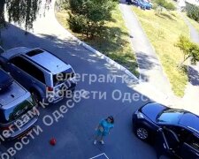 Ребенок выпал из окна многоэтажки на Одесчине: ЧП попало на камеру