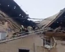 Крыша провалилась в квартиры, под завалами люди: появились кадры с места мощного взрыва в россии