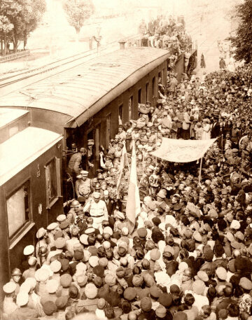 Зустріч Симона Петлюри на залізничному вокзалі у Фастові після звільнення міста від більшовиків. 29 серпня 1919 року.