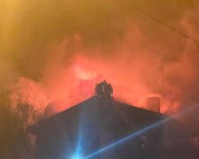 Мощный пожар пылает в центре города, огонь перекинулся на соседние здания: первые кадры ЧП