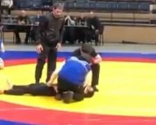 Боец сломал шею на соревнованиях в России, пугающие кадры: парализовало руки и ноги