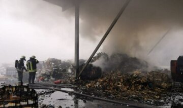 Під Києвом загорілося підприємство: масштабну пожежу гасять десятки рятувальників, фото