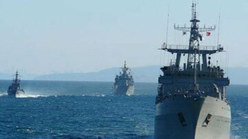 Росія віджимає Азовське море: біля Керченського моста армада ракетних кораблів
