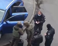 Переполох у Києві, силовики поспіхом перекривають двори: люди не можуть виїхати, кадри НП