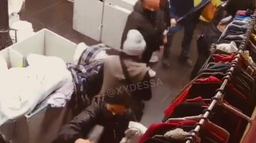 Спритні кишенькові злодії грабують одеситів у магазинах секонд-хенду: момент потрапив на відео