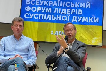 Через мгновение начнется второй день форума украинских лидеров общественного мнения: вживую