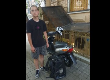 В Одессе подросток на мопеде чуть не сбил женщину с младенцем