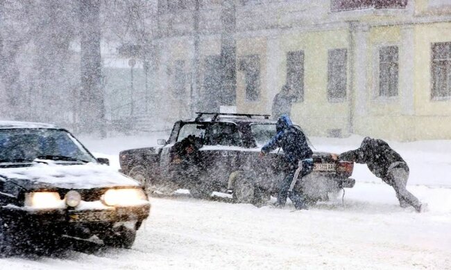 зима, снег, машина застряла толкают