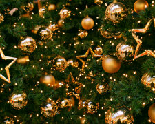 478101_novyj-god_igrushki_elka_shary_zvezdy_novyj-god_3873x2455_(www.GetBg.net)