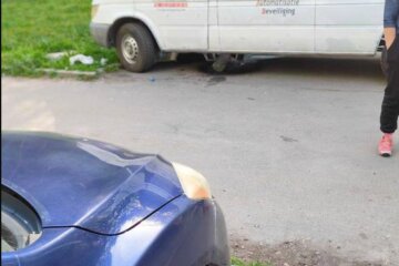 В Днепре устроили кражу топлива из машин, фото: "Начались ночные мародерства"