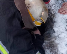 Семирічна дитина провалилась у свердловину під Дніпром, на порятунок кинули всі сили: кадри НП