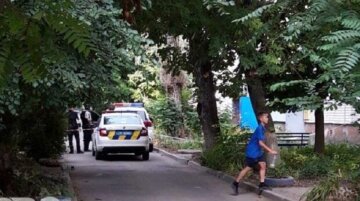 Стрельбу открыли в подъезде жилого дома под Одессой, съехалась полиция: кадры происшествия