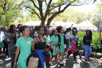 Школьницы протестуют против запрета на африканские прически в ЮАР (фото)