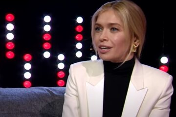 Игривая Брежнева примерила мужской костюм и высунула язык от удовольствия: "Наслаждаюсь..."