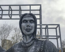 "Епічний треш": у Росії з'явився моторошний пам'ятник Оленці, але не простояв і тижня