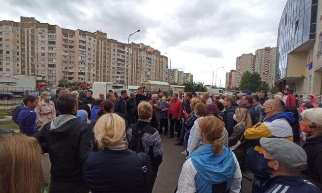 "Десять років свавілля!": у Києві люди збунтувалися і перекрили дорогу, кадри