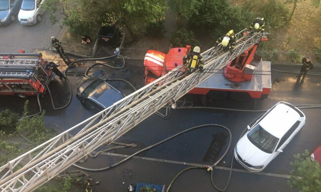 У Києві загорівся 16-поверховий будинок, жителів почали евакуювати: кадри НП