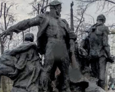 Вандалы разрисовали знаменитый памятник в киевском парке, фото: наличие скульптуры не устраивает многих