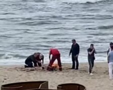 Трагедия на пляже под Одессой: большие волны накрыли компанию молодых людей, видео