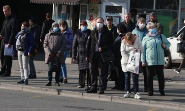 Ціни на проїзд підняли в Дніпрі через карантин, фото: "Нічого було кидати каміння"